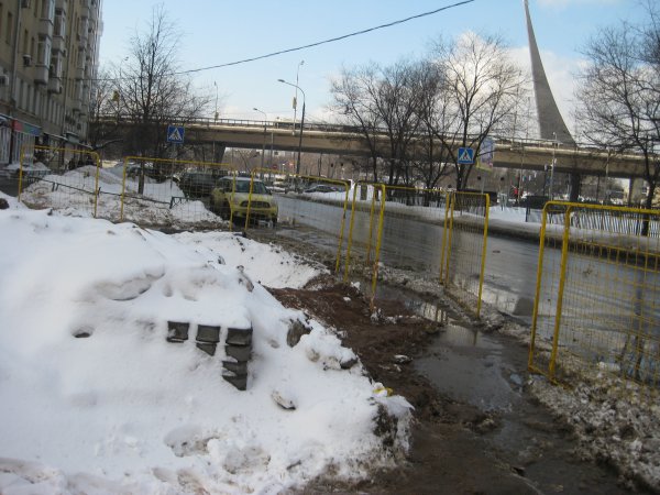 Лужков, уходя, сказал Собянину, что под одним из московских тротуаров зарыт клад (с) Лужков, уходя, сказал Собянину, что под одним из московских тротуаров зарыт клад (с)